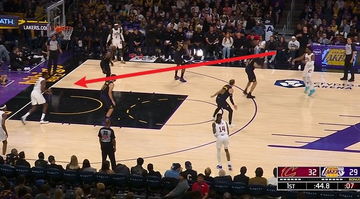 博鱼体育登录入口-仙人指路！米切尔炮弹直传撕开防线 托布篮下接球勾手命中