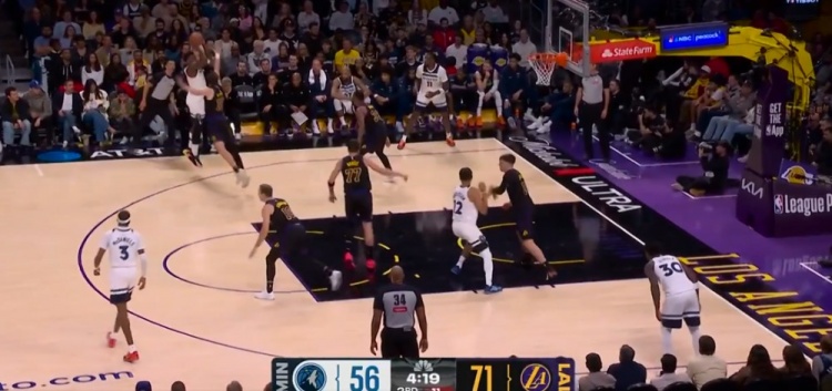 博鱼体育官方网站-第十个三分终于进了！爱德华兹单打里夫斯撤步三分命中